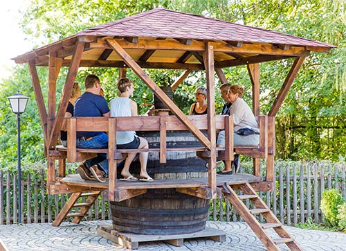 Feiern als Gruppe auf dem Bierkeller